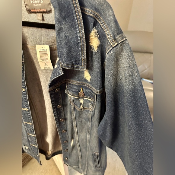 💙NWT Torrid Distressed Longline Medium Wash Denim Jacket 3X💙 - Picture 3 of 9